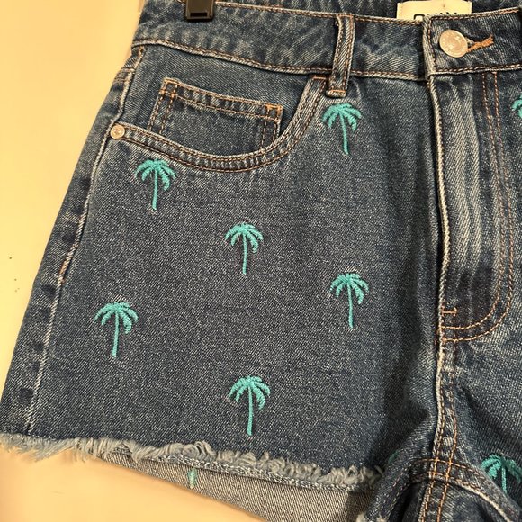 New! ONLY DIVINE HEART DENIM SHORTS - Picture 2 of 7